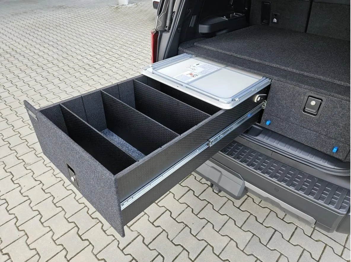 Zabudowa szufladowa z wysuniętą platformą pod lodówkę w bagażniku
